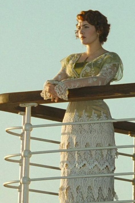 This dress is known as the "tea dress" gown, for it appeared in the symbolic scene of the movie Titanic in the ship's tea room. It was designed by costume designer Deborah Lynn Scott who won an Academy Award in 1998. Titanic Costume, Rose Dewitt Bukater, Green Movie, Titanic Dress, Period Films, Green Costumes, Titanic Movie, Period Movies, Green Gown