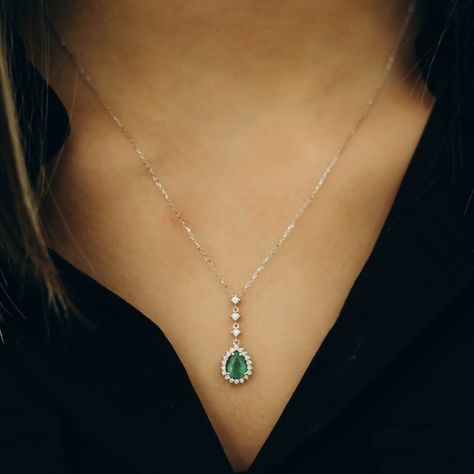 "Emerald Necklace / 14k Gold Necklace / Gold Emerald Necklace / Pendant / Gift For Her / Dainty Necklace / Anniversary Necklace / Minimalist Gold Kt: 14K (if you want 18K please send a message) Special Gold Color: Rose Gold,White Gold,YellowGold PROPERTIES: 💎Stone: Diamond,Emerald 💎Emerald Carat: 0.75 💎Round Diamond Carat: 0.15 💎Color: H 💎Clarity: SI 💎Overall Diameter: 23.30x8.40mm 💎Micro Prong Setting 💎Non-Conflict Diamond 💎All diamonds and color stones are 100% natural If you have any Gold Necklace Emerald, Emerald Necklace Gold, Choker Aesthetic, Gold Emerald Necklace, Emerald Choker, Collar Verde, Emerald And Diamond Necklace, Aesthetic Necklace, Emerald Necklace Pendant