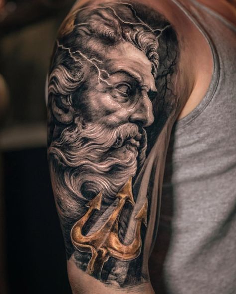 Neptune holding his trident, done on guy's upper arm by Yomico Moreno, an artist based in New York City, USA. Neptune Tattoo, Design Tatuaje, Nautical Tattoo Sleeve, Trident Tattoo, Greek God Tattoo, Tato Dada, Poseidon Tattoo, Tato Dengan Makna, Zeus Tattoo