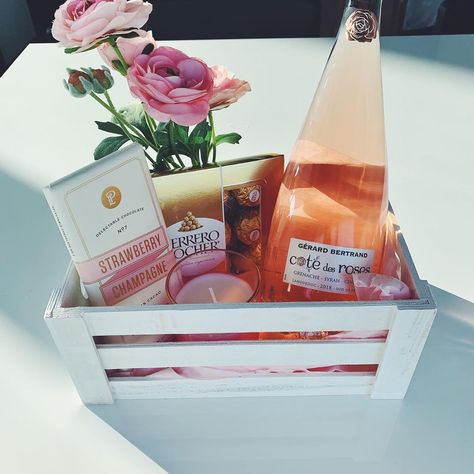 Cheeseboards + Vegetarian on Instagram: “Wine baskets make the best gifts! 🌸🥂🌸#winebaskets #rosewine #gerardbertrand #flowers #pinkflowers #strawberrychampagne #ferrerorocher…” Gift Basket With Champagne, Rose Wine Gift Basket Ideas, Wine Prize Basket, Diy Winery Party, Wine Bottle Gift Basket, Wine And Flowers Gift, Birthday Wine Basket, Girly Gift Baskets, Wine Gift Basket Ideas