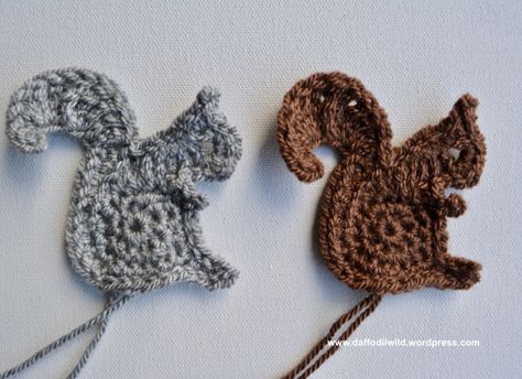 squirrel motif, free pattern Crocheted Squirrel, Crochet Woodland, Crocheted Animals, Crochet Applique Patterns Free, Crochet Bunting, Crochet Garland, Crochet Birds, Crochet Motif Patterns, Crochet Bookmarks