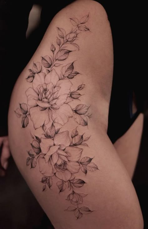 Chic & Sexy Hip Tattoos Floral Hip Tattoo, Flower Hip Tattoos, Tato Ikan Koi, Tato Paha, Hip Tattoo Designs, Side Thigh Tattoos, Tato Minimal, Tato Jari, Floral Thigh Tattoos