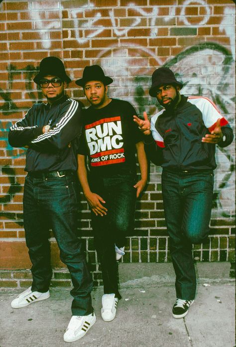 Run DMC photographed by Ebet Roberts during a portrait session in New York City, NY - 1986 80s Rap, Jam Master Jay, 1980’s Fashion, Hip Hop Classics, Real Hip Hop, Run Dmc, Hip Hop And R&b, Gangsta Rap, Hip Hop Art