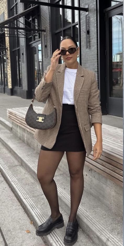 Houndstooth Blazer Outfit, Blazer And Skirt Outfits, Beige Blazer Outfit, Sheer Black Tights, Short Skirts Outfits, Short Noir, Loafers Outfit, Beige Outfit, Jupe Short