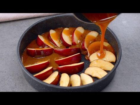 Upside-down apple cake from Cookist Wow - recipe on Niftyrecipe.com Upside Down Apple Cake, Veggie Cakes, Spring Recipe, Light Desserts, Apple Cake Recipes, Creamy Desserts, Homemade Caramel, Upside Down Cake, Dessert Appetizers