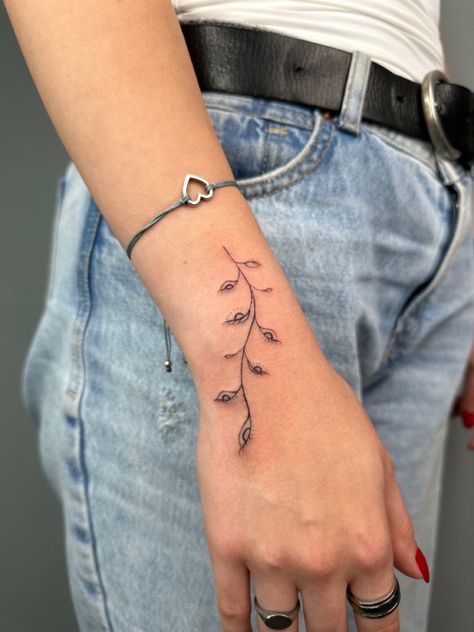 #tattoo #tattoosforwomen Eye Leaf Tattoo, Eye Vine Tattoo, Basil Leaf Tattoo, Vine Tattoo, Leaf Tattoo, Basil Leaf, Vine Tattoos, Tat Ideas, Leaf Tattoos