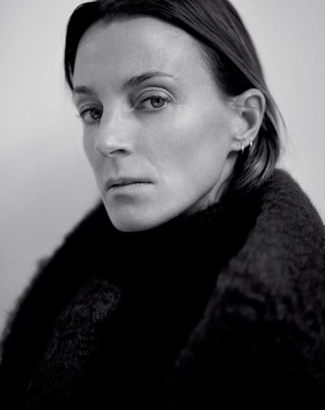 Creative director Phoebe Philo Phoebe Filo, Fashion Gone Rouge, Style Guru, Bw Photography, Wonder Women, Phoebe Philo, Bare Face, Face Forward, Business Portrait