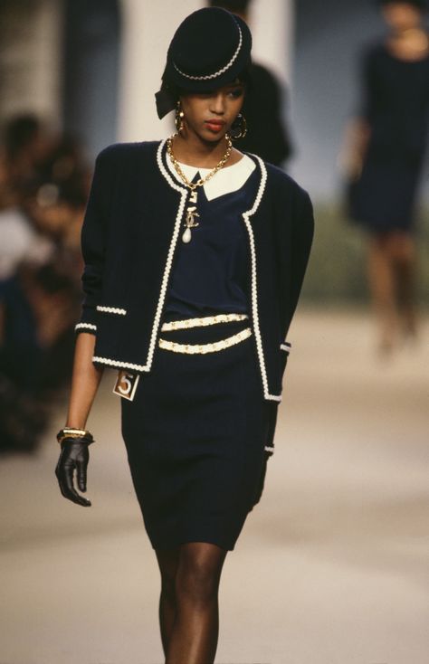 A History Of Chanel — From Its Beginnings To The Most Iconic Looks Chanel Runway, Chanel Outfit, Mode Chanel, Chanel Jacket, Chanel Couture, Chanel Spring, Fashion Revolution, Couture Runway, Chanel Vintage