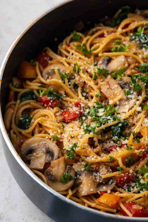 Vegetarian spaghetti with mushrooms, spinach and tomatoes makes an easy, healthy one-pot pasta dinner that’s ready in 25 minutes! Pasta Ideas Vegetarian, Veg Speggetti Recipes, Healthy Dinner With Mushrooms, Spicy Mushroom Pasta, Meals With Spinach Dinners, Veggie Pasta Dishes, Pasta With Mushrooms And Tomatoes, Easy Fall Pasta Recipes, What To Make With Spaghetti Noodles