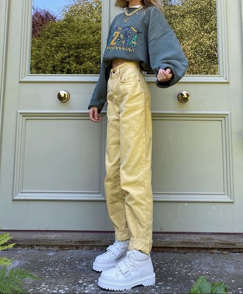 Yellow Jeans Outfit Winter, Yellow Jean Outfits, Spring Yellow Outfits, Yellow Jeans Outfit Aesthetic, Yellow Pants Outfit Street Style, Cute Yellow Outfits Aesthetic, Yellow Pants Outfit Aesthetic, Happy Outfits Aesthetic, Outfits With Yellow Pants