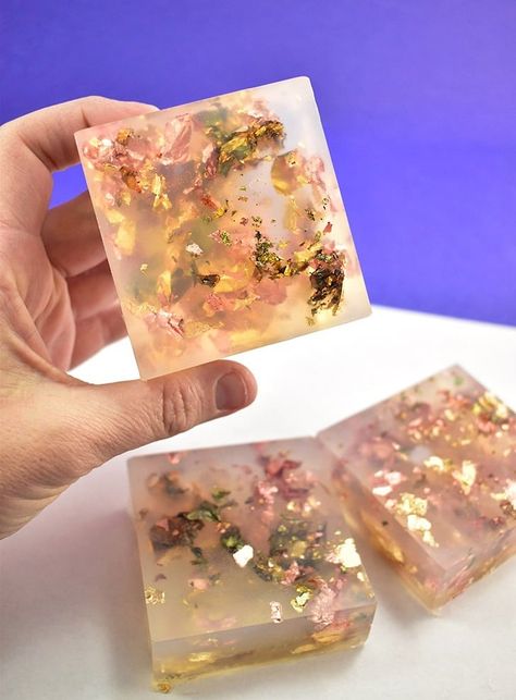 10-Minute Luxe Gold Flecked Soap ⋆ Dream a Little Bigger Soap Display, Handmade Soap Recipes, Fancy Soap, Fiesta Tropical, Homemade Soap Recipes, Soap Packaging, Glycerin Soap, Lotion Bars, Soap Recipes