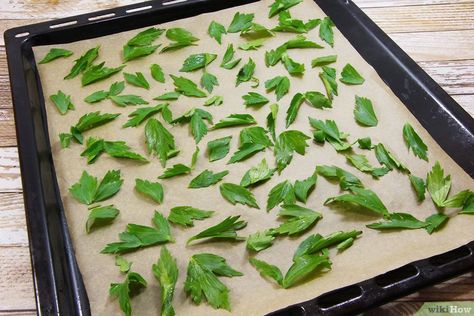 How to Dry Herbs in the Oven (with Pictures) - wikiHow Drying Fresh Herbs, Herb Drying, Food Spices, Survival Foods, Dried Bay Leaves, Preserving Herbs, Plain Cookies, Dry Herbs, Herb Gardens