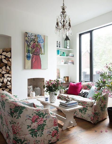 Eye For Design: Decorating Modern Traditional Interiors With Chintz.........An Old Favorite Is Back! Floral Couch, 80's Room, Floral Sofa, Best White Paint, Foyer Decorating, White Paint Colors, Textile Designer, Traditional Interior, Couches Living Room