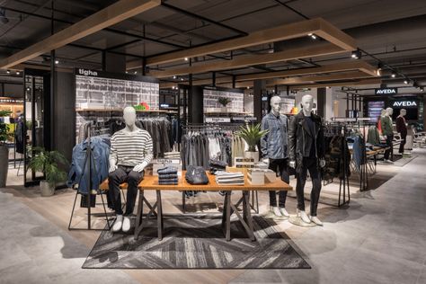 Hudson’s Bay department stores in the Netherlands by CallisonRTKL Villa Apartment, Clothing Store Displays, Clothing Store Interior, Clothing Store Design, House Villa, Apartment Office, Mens Clothing Store, Showroom Design, Decoration Furniture