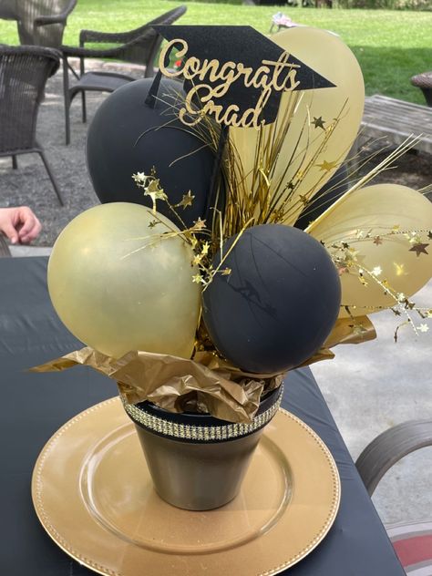 Graduation Party Pictures, Graduation Party Desserts, High School Graduation Party Decorations, Graduation Party Table, Backyard Graduation Party, Graduation Centerpiece, Outdoor Graduation Parties, Boy Graduation, Senior Graduation Party