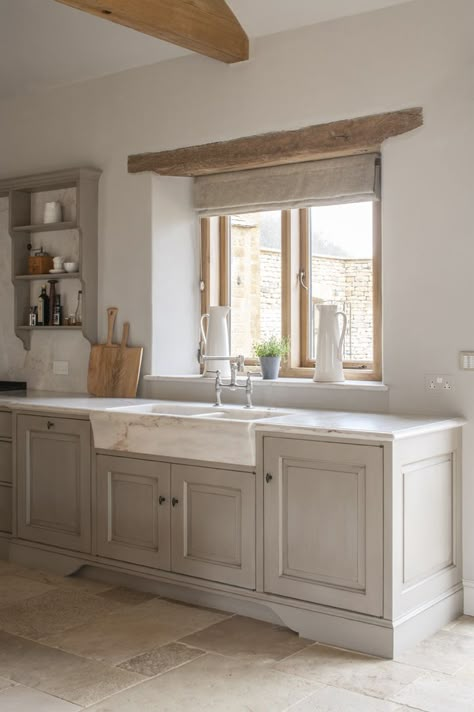 Gloucestershire England, French Farmhouse Kitchen, Wallpaper Minimal, Bespoke Kitchen Design, Rustic Country Kitchens, Kitchen Sink Design, Country Kitchen Designs, French Country Kitchens, Tuscan Kitchen