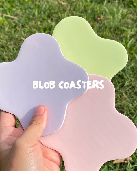 Introducing our one-of-a-kind Handmade Polymer Clay Blob Coaster - where functionality meets artistry!  🌈 Embrace the joy of eclectic design with this colorful coaster that defies convention. Crafted from premium polymer clay, each coaster is a unique masterpiece, shaped like a delightful, organic blob. No two coasters are alike, making them a truly special addition to your home decor. 🎨 The vibrant and eye-catching colors will instantly brighten up your space, adding a playful and artistic to Cute Clay Coaster Ideas, Home Decor With Clay, Clay Art Coasters, Clay Coaster Designs, Aesthetic Coasters Clay, Air Clay Coasters, Cute Clay Coasters, Air Dry Clay Coasters Diy, Clay Coaster Ideas