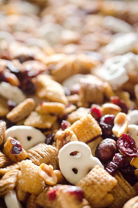 Ultimate Chex Mix Recipe, Savory Chex Mix Recipes, Cinnamon Chex Mix, Cinnamon Chex, Yogurt Covered Pretzels, Trail Mix Recipes, Chex Mix Recipes, Fall Snacks, Covered Pretzels