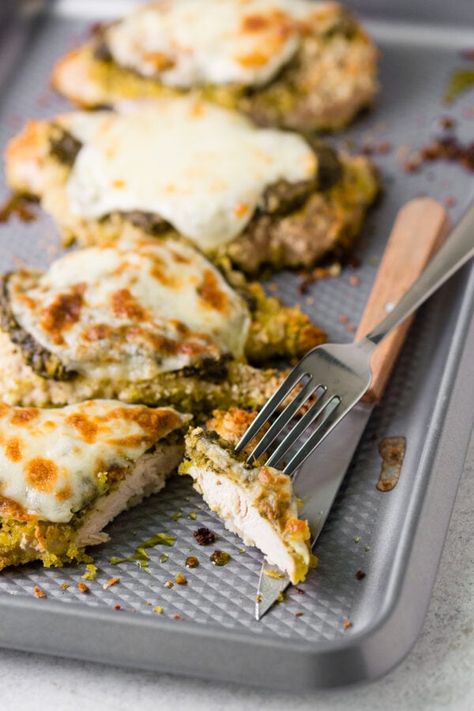 This EASY Pesto Chicken is a flavor packed baked chicken breast recipe that only requires 4 ingredients and 5 minutes of prep time! This quick dinner idea will be on permanent rotation in your house! #cookiesandcups #pestochicken #chickenrecipe #chickendinner #chickenbreasts #bakedchicken #dinnerrecipe Easy Pesto Chicken, Pesto Mozzarella Chicken, Pesto Chicken Breast, Quick Meals To Make, Baked Pesto Chicken, Chicken Pesto Recipes, Quick Chicken Recipes, Chicken Breast Recipe, Quick Chicken