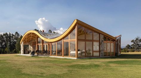 In Los Chillos, Ecuador stands a residential structure with a wavy roof that blankets the wooden house. Leppanen Anker Arquitectura, an Ecuador-based architectural firm, creates the 450 square meter house’s design for an ideal mountain sanctuary. Sustainable laminated wood is the main structural element for the roof and the house as well. The architects’ choice […] The post Technology Ushers The Efficient Construction Of This House’s Wavy Wooden Roof Structure appeared fi Wavy Roof, Modern Wood House, Home Gym Design Garage, Roofing Options, Roof Architecture, Building Roof, Glass Walls, Wood House, Roof Structure