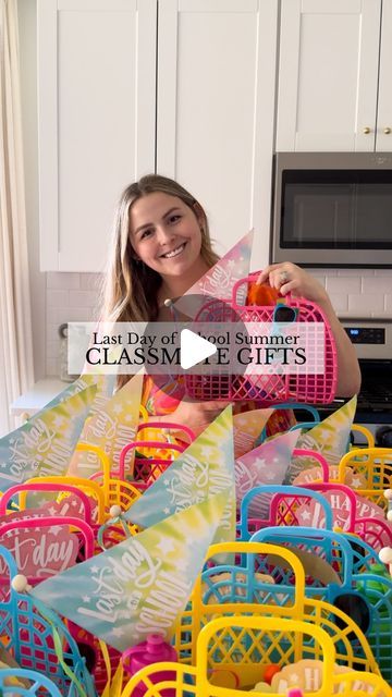 Sierra Miller | Content Creator on Instagram: "#gifted Summer is near and it’s almost time to celebrate the last day of school! ☀️ I put together the cutest last day of school baskets with items all from @orientaltrading! I can’t wait to give these to Violet and her classmates and I know they’ll love them! ☺️ #orientaltrading 

Comment SHOP for links🔗
.
.
.
.
 #classmategift #classgifts #summerbasket #classgift #classmategifts #prekgraduation #lastdayofschool" Last Day Of School Baskets For Kids, Last Day Of School Gifts For Classmates, Graduation Gifts For Classmates, Last Day Of School Gifts, Gifts For Classmates, Gift For Classmates, Classmates Gifts, Pre K Graduation, The Last Day Of School