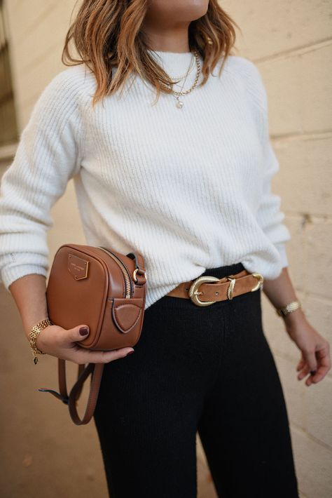 White Sweater Top Outfit, White Sweater Work Outfit Business Casual, White Sweater Winter Outfit, Cream Jersey Outfit Winter, Crewneck Sweater Outfits Women, White Sweater Outfit Women, Square Neck Sweater Outfit, Crew Sweater Outfit Women, How To Style White Sweater