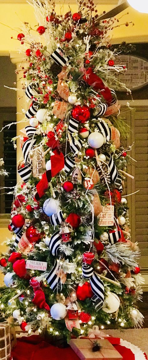 Holly’s Christmas tree done for mom 2017 Georgia Bulldawgs, Slim Christmas Tree, Christmas Tree Decorating Themes, Cowgirl Birthday, Black Christmas Trees, White Christmas Trees, Christmas Tree Inspiration, Ribbon On Christmas Tree, Christmas Black