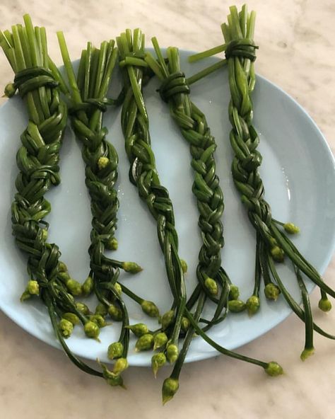 angela🦎dimayuga on Instagram: “Gonna braid chive buds all the way to my grave” Food Braids, Alien Food, Healthy Soul Food, Dinner Party Tablescapes, Food Sculpture, Thai Cooking, Dinner Party Menu, Food Concept, Food Display