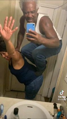 Funny Mirror Pics, Couple Poses Funny, Funny Couple Photos, Poses Funny, Funny Couple Poses, Funny Friend Pictures, Funny Couple Pictures, Couple Poses Drawing, Funny Selfies