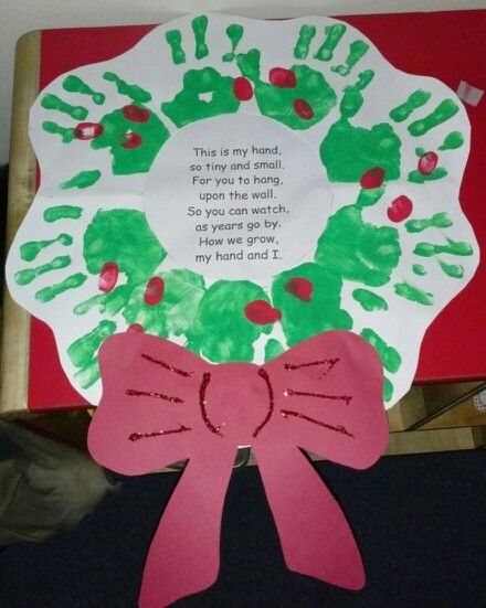 Christmas Wreath Kids Hands, Handprint Christmas Wreath Preschool, Vpk Christmas Crafts, Handprint Wreath Preschool, Christmas Handprint Pictures, Wreath Handprint Craft, Christmas Art For Prek, Christmas Wreath Crafts For Toddlers, Christmas Wreath Preschool Craft