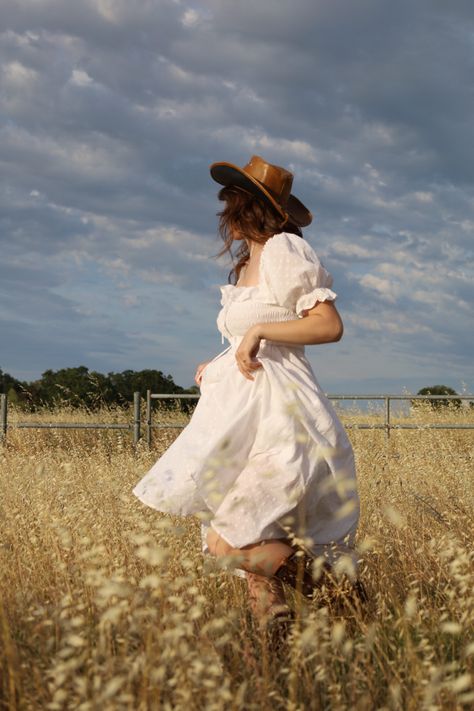 #cowgirlfashion #cowboyhat #aesthetic #cowgirl #field Farm Woman Aesthetic, Country Woman Aesthetic, Soft Cowgirl Outfit, Farm Girl Outfits Aesthetic, Cottage Cowgirl Aesthetic, Country Roads Outfit, East Coast Cowgirl, Vintage Farmgirl Aesthetic, Farm Girl Aesthetic Outfits