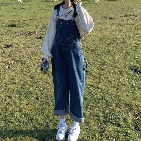 Dungaree Outfit, Trajes Country, Denim Dungaree, Mode Hijabi, Overalls Outfit, Salopette Jeans, Denim Dungarees, Denim Patterns, Jean Overalls