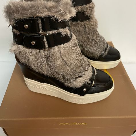 The Coolest Mix Between A Wedge Sneaker And Upscale Fur I've Ever Seen. Never Worn And Has Real Rabbit Fur On Them. They Are Also Made With Real Leather. Adidas Wedge Sneakers, Fur Leather Boots, Fur Boot Outfits, Wedge Boot Outfit, Alt Sneakers, Tommy Core, 2000s Sneakers, Fur Boots Heels, Mcbling Outfits