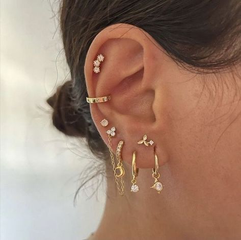 Multiple Ear Piercings Set, Minimalist Ear Piercings Ideas, Minimalist Ear Piercings, Ear Peircings, Ear Piercings Chart, Double Ear Piercings, Piercing Inspo, Flot Makeup, Cool Ear Piercings