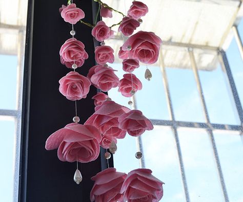 Wanna make some beautiful wind chimes for your house at weekends? How about this beautiful pink rose wind chime with pearl dangles? Diy Paper Flowers Tutorial, How To Make Pink, Felt Rose, Flower Mobile, Felt Roses, Fabric Flower Tutorial, Felt Flower Headband, Pink Felt, Beautiful Pink Roses