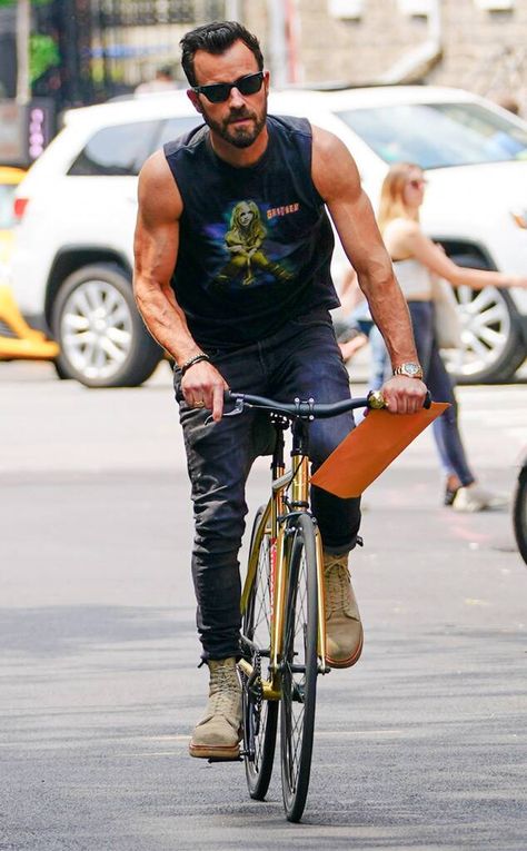 Justin Theroux from The Big Picture: Today's Hot Photos  Gun show! The actor shows off his toned arms during a bike right through New York City. Dylan Sanders, Charlie's Angels Full Throttle, Rock Style Men, Custom Sneakers Diy, Boots Outfit Men, Casual Fashion Trends, Justin Theroux, Cycle Ride, Hot Boots