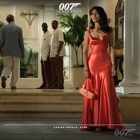 Caterina Murino as Solange (CASINO ROYALE) Caterina Murino, Coral Mermaid, 007 Casino Royale, Casino Royale Dress, Casino Dress, Interior Vintage, Judi Dench, Casino Outfit, Bond Girls