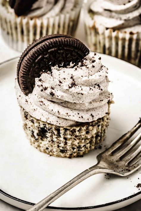 Create a light, fluffy Oreo whipped cream cheese frosting to top cupcakes and fill cakes with delicious Oreo flavor. Oreo Cake Filling, Oreo Whipped Cream, Oreo Cream Cheese Frosting, Chantilly Cake Recipe, Oreo Cream Cheese, Cookies And Cream Frosting, Cream Cheese Oreo, Oreo Frosting, Oreo Cookie Recipes