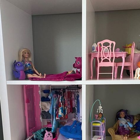 Daisy Upton | FIVE MINUTE MUM on Instagram: "KALLAX BARBIE HOUSE…Flo recently asked for a house for her Barbie’s but because we already have enough big stuff cluttering up the place I decided to clear a couple of bits of our IKEA Kallax unit out instead. Her Barbie furniture is mostly stuff from when I was a child, retro! But she was thrilled with this when she got home. You could easily create the same with cardboard boxes (see @sydney.piercey for ideas!) You don’t have to buy new toys to spa Ikea Kallax Barbie House, Kallax Barbie House, Kallax Unit, Ikea Kallax Unit, Billy Ikea, Kallax Shelf, Ikea Kallax, Kallax Ikea, Barbie Diy