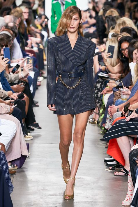 Bella Hadid for Michael Kors ss2020 Michael Kors Collection, Carrie Bradshaw, Mode Inspo, Blazer Fashion, Fashion Show Collection, Fashion 2020, Mode Inspiration, Mode Outfits, New York Fashion Week