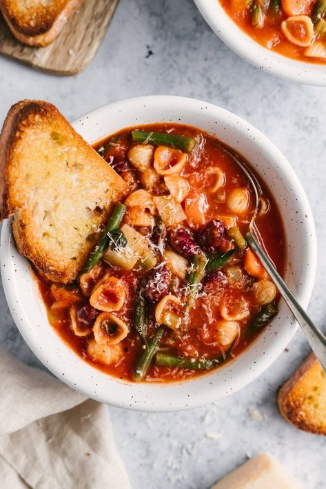 Vegetarian minestrone soup packed with veggies like celery, carrots, green beans and spinach and simmered in a flavorful, Italian seasoned tomato broth. Use your favorite noodles in this minestrone soup recipe and pack in the protein with kidney beans! Delicious with a sprinkle of parmesan cheese and a side of garlic bread. #minestrone #soup #healthylunch #healthydinner #souprecipe #vegetarian #vegan Classic Minestrone Soup Recipe, Best Minestrone Soup Recipe, Best Minestrone Soup, Vegetarian Minestrone, Vegetarian Minestrone Soup, Veggies Pasta, Recipes With Kidney Beans, Resep Pasta, Pantry Recipes