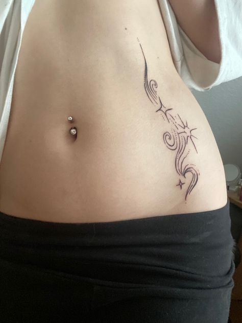 Moon Tattoo Waist, Spiral Stomach Tattoo, Henna Tattoo Designs Waist, Lower Back Hip Tattoos Women, Rib And Stomach Tattoos For Women, Rib Stomach Tattoos For Women, Lower Back Side Tattoos For Women, Aesthetic Stomach Tattoo, Tramp Stamp Fine Line