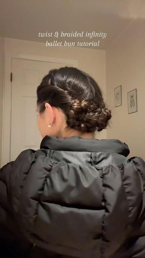 Learn how to create a stunning twist and braided infinity ballet bun with this easy tutorial. Elevate your classic ballet bun into a beautiful and secure style. For a sleek finish, try using gel or start with damp hair. What's your favorite way to part your hair for a bun? Ballet Bun Tutorial, Wet Hair Looks, Styl Grunge, Ballet Hairstyles, Ballet Bun, Hair Bun Tutorial, Bun Tutorial, Dance Hairstyles, Hairdos For Curly Hair