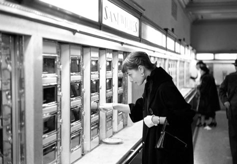 From The Automat, Audrey Hepburn visiting a Horn & Hardart automat in 1951 (all images courtesy Film Forum) When You Could Get a Three-Course Meal and Coffee for 25 Cents in New York. The Automat, Audrey Hepburn Images, Esquire Magazine, Iconic Images, Coin Operated, Hollywood Legends, Rare Pictures, Audrey Hepburn, Feature Film