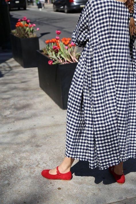 Fest Outfits, Spring Capsule Wardrobe, Red Pumps, Spring Capsule, Looks Street Style, 가을 패션, Basic Outfits, Mode Inspiration, Linen Dresses