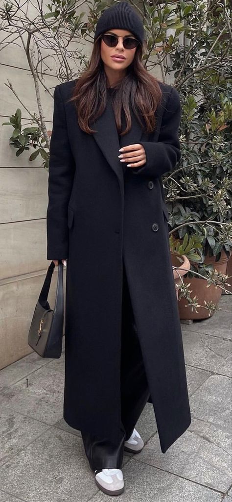 Long Black Coat Street Style, Oversized Black Coat Street Style, Wool Hat Outfit Winter, Long Black Overcoat Outfits Women, Black Tailored Coat Outfit, Black Teddy Bear Coat Outfit, Long Black Coat Outfit Winter Casual, Black Maxi Coat Outfit, Oversized Black Coat Outfit