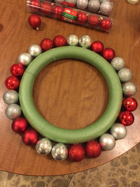 Christmas Ornament Wreaths Diy How To Make, How To Make A Wreath Using Christmas Balls, Diy Cheap Christmas Wreath, Wreath With Balls Christmas, Ball Wreath Christmas Diy, Christmas Ball Ornament Wreath, Christmas Balls Wreath, Wreaths With Christmas Balls, How To Make A Ornament Wreath