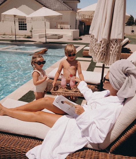 The Pool Day Finds You Need for Your Kid's - Inspired By This Traveling With Kids Aesthetic, Family Love Aesthetic, Dream Life Aesthetic Family, Future Family Goals, Ideal Family, Office Girl, Drømme Liv, Pool Life, Luxury Family