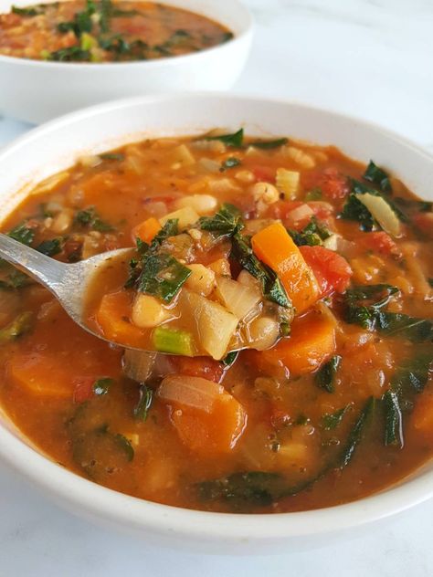 This easy, healthy and quick vegan Tuscan bean soup is a heart and comforting dinner for fall. Try this delicious recipe with kale, carrots, white beans (cannellini beans), diced tomatoes and Italian seasoning. This meatless Mediterranean soup is packed with vegetables and protein, and is perfect for using up leftover produce! Tomato Bean Soup, Beans Cannellini, Bean Soup Mix Recipe, Recipe With Kale, Mediterranean Soup, Pork Soup Recipes, Cannellini Beans Soup, Cannellini Beans Recipes, Bean And Vegetable Soup