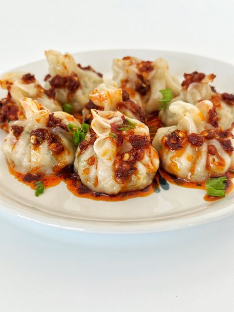 Spicy Chicken Dumplings with Chilli Oil Chilli Oil Dumplings, Tandoori Vegetarian, Spicy Dumplings, Eid Dessert Recipes, Beef Biryani, Dumpling Wrapper, Chili Oil Recipe, Chinese Party, Chicken Dumplings